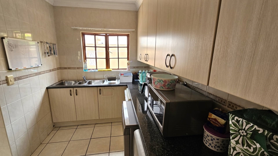 To Let 3 Bedroom Property for Rent in Meerhof North West